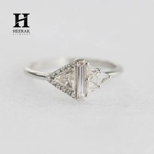 Bague personnalisée en diamant baguette cultivé en laboratoire, or 18 carats, triangle asymétrique, taille triligne, mosaïque, bijoux fins en grappe - Product Image 5