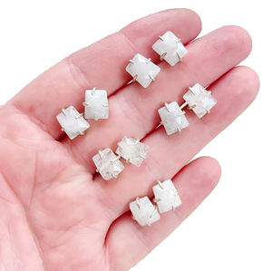 Boucles d'oreilles clous en pierre de lune arc-en-ciel 10x8mm trapézoïdales serties à griffes |   Boucles d'oreilles tendance pour femmes en argent sterling 925 |   Vente en gros de clous d'oreilles en pierres précieuses - Product Image 2