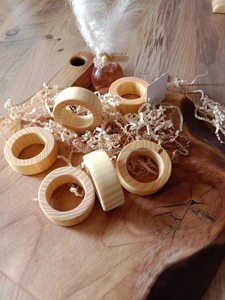 Servilleteros de madera con acabado liso para decorar su mesa con elegancia durante almuerzos, cenas o vacaciones informales. - Product Image 4