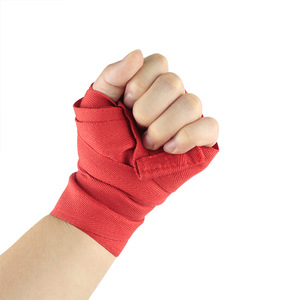 Vendas de boxeo de algodón suave personalizadas y guantes de MMA con vendaje de protección de muñeca duradero e impresión de logotipo personalizado - Product Image 2