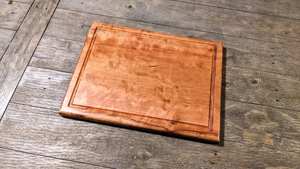 Planche à découper en bois de cerisier massif, artisanale, de qualité supérieure, avec rainure profonde pour le jus, idéale pour hacher, servir et couper. - Product Image 2