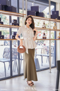 Camisa Asimétrica Plisada con Cinturón para Mujer, Modelo SILAS, Casual, Blanca, Disponible, Estilo Simple para el Día a Día, Verano, Corte Regular - Product Image 3