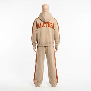 Ensemble survêtement streetwear pour homme, beige et orange, avec sweat à capuche zippé et pantalon large, panneau latéral contrastant et détails cloutés, personnalisable OEM ODM - Product Image 4