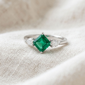 Anillo de compromiso clásico para mujer con tres piedras de gema verde corte esmeralda y diamantes de corte brillante en forma de pera con engaste de garras - Product Image 4