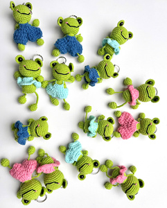 Llavero de ganchillo de rana pequeña, muy vendido al por mayor, con muchos diseños y colores personalizados - Product Image 1