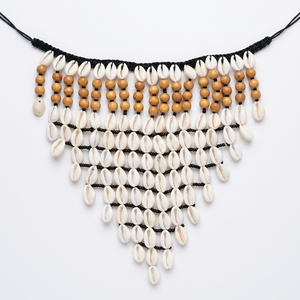 Descubre collares naturales de conchas de cauri con encanto costero, ideales para moda boho, ropa de playa, regalos y joyería artesanal. - Product Image 1