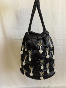 Sac Potli Rond en Brocart Synthétique Noir Fait Main avec Broderie Florale Perlée et Cordon de Serrage, Sac à Main de Mariage - Product Image 2