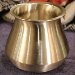 Vase décoratif traditionnel en métal doré Handi Lota, finition laiton vintage indien, pot à eau ethnique, décoration d'intérieur artisanale en métal - Product Image 3
