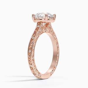 แหวนเพชรทรงพรีเมียมโกรฟ เพอร์เฟค ฟิต พร้อมรายละเอียดสลักลงบนทองคำ 14K สีเหลือง - Product Image 4