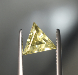 Saphir Jaune Clair de Laboratoire, Taille Trillion, 12 mm, Pierre Précieuse Libre, Corindon Véritable, Pierre Pyramidaire Créée en Laboratoire - Product Image 1