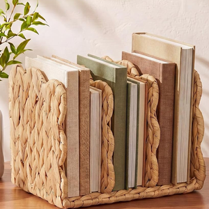 Porte-revues et organiseur de bureau en jacinthe d'eau naturelle tressée à la main, à bords festonnés, par des artisans vietnamiens - Product Image 2