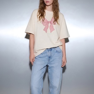 T-shirt graphique oversize pour femme, rose, avec nœud en ruban, épaules tombantes, en coton crème, style streetwear, fabricant de vêtements - Product Image 4
