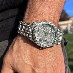 Reloj de Lujo con Acabado Plateado, Bisel con Diamantes Baguette y Esfera Completamente Pavé con Indicador de Día y Fecha, Reloj de Pulsera para Hombre - Product Image 1