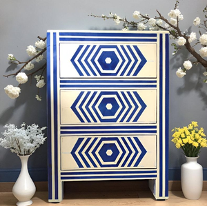 Impresionante mesa auxiliar con diseño de tambor y franjas alternadas en azul y madera natural, disponible a precios de mayorista. - Product Image 6