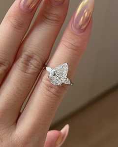 Bague de fiançailles à trois pierres en diamant de laboratoire taille poire 3 carats – Certifiée IGI - Product Image 1