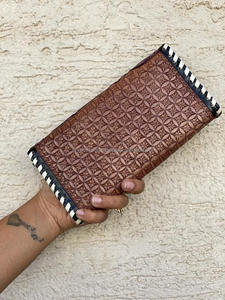 กระเป๋าสตางค์แกะสลักด้วยมือมีสไตล์กระเป๋าสตางค์สีเทอร์ควอยซ์สําหรับผู้หญิงกระเป๋าสตางค์หนังตะวันตกคลัทช์เคสโทรศัพท์หลายใช้ - Product Image 4