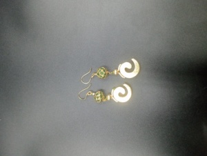 Boucles d'oreilles créoles ethniques plaquées or Amaira Jewels, perles de jade, imitation perle, géométriques, bijoux de fête pour femmes, perles de corail, vintage - Product Image 3