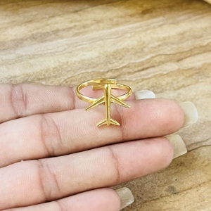 แหวนรูปเครื่องบินดีไซน์มินิมอลสำหรับผู้หญิง ชุบทอง 18k ปรับขนาดได้ เครื่องประดับสำหรับนักเดินทาง ขายส่ง/OEM/ODM - Product Image 2