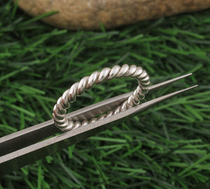 Bague minimaliste en argent sterling 925 avec turquoise sertie, fine et empilable, finition polie, résistante au ternissement, pour un usage quotidien et des occasions spéciales - Product Image 4