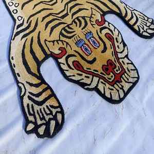 Alfombra KNOT RUG hecha a mano con lana de alta calidad, diseño moderno con motivos animales, ecológica, para sala de estar, habitaciones infantiles, hoteles y oficinas. - Product Image 1