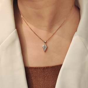 Collier pendentif solitaire en moissanite 1,5 carat à taille lance et serti clos, tendance, avec chaîne à maillons en argent sterling 925, bijoux unisexe pour femme - Product Image 3