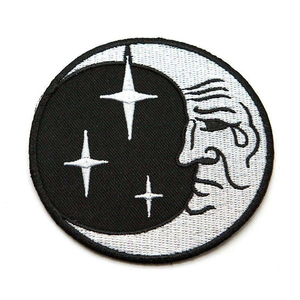 Patch brodé 3D professionnel |   Étiquette de marque minimaliste, discrète, entièrement noire |   Prix direct usine - Product Image 4