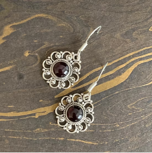Pendientes de Granate de 3.9 Gramos, Ligeros, de Plata de Ley, con Diseño de Flor Minimalista, para Regalo de Boda - Product Image 3