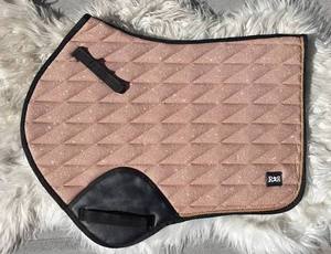 PORTACE ENTERPRISES Tapis de selle de dressage matelassé, motif rose doré, coque en coton, rembourrage en polyester, doublure en polaire, sangle - Product Image 2