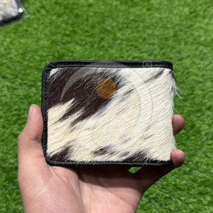 Cartera de Cuero Artesanal con Pelo de Vaca, Cartera Delgada Bifold, Tarjetero, Cartera de Cuero con Apariencia Rústica y Natural - Product Image 1