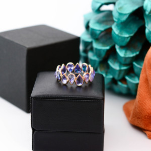 Anillo de Eternidad con Tanzanita Azul Natural en Corte Pera y Engaste de Bisel en Oro Amarillo Sólido de 18K, Anillo con Gema en Forma de Lágrima, Piedra de Nacimiento de Diciembre - Product Image 6