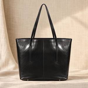 Sac fourre-tout vintage en cuir véritable noir uni, sac à bandoulière avec fermeture éclair, grande capacité pour usage quotidien - Product Image 1