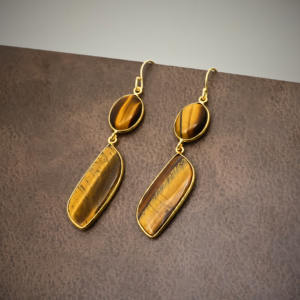 Pendientes de gota de ojo de tigre natural – Chapados en oro de 18 quilates – Joyería elegante de piedras preciosas de estilo bohemio - Product Image 1