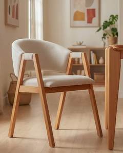 Fauteuil scandinave en bois massif avec dossier incurvé, siège rembourré en tissu crème, chaise de salle à manger en bois naturel avec accoudoirs - Product Image 1