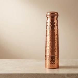Bouteille d'eau tendance en cuivre finition rouge mat, réutilisable et isotherme, idéale pour la maison, le bureau, les voyages et les cadeaux - Product Image 4
