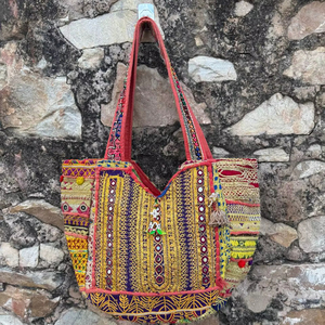 Bolso de Hombro Banjara Vintage Hecho a Mano – Bolso Boho Tribal Indio Tradicional con Espejos, Borlas y Bordados Ricos - Product Image 1