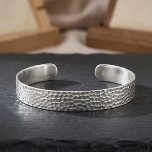 Bracelet ouvert en argent sterling 925 pur, texture martelée, fait main, élégant, pour femmes - Product Image 3