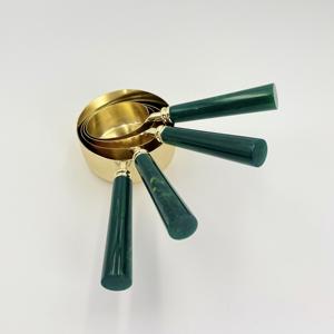 Juego de 4 Cucharas y Tazas Medidoras de Acero Inoxidable, Chapadas en Oro con Mango de Resina, Utensilios de Cocina para Repostería y Barista - Product Image 2