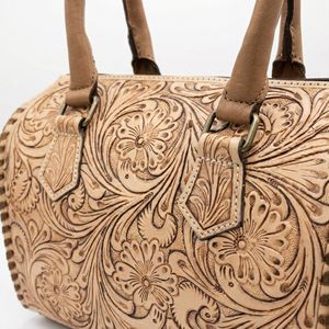 Bolso de Mano de Cuero Genuino 100% Hecho a Mano con Flores Talladas, Mini Bolso de Viaje de Lujo Estilo Western para Mujer - Product Image 3