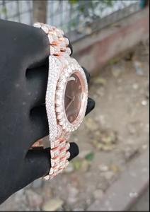 Reloj de diamantes de diseño ecológico para damas con movimiento de cuarzo para uso diario. Disponible para la venta. - Product Image 3