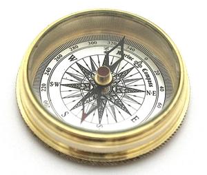 Boussole en laiton gravée avec étui en cuir Robert Frost The Road Not Taken, cadeau pour les voyageurs, les collectionneurs et les randonneurs - Product Image 3