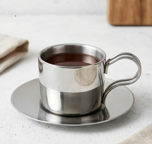 Juego de Taza y Platillo de Acero Inoxidable con Asa, Taza de Café Metálica Minimalista para Camping, Hogar y Hotel - Product Image 1