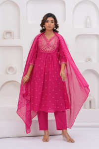 ชุดกูร์ตะปักลายสีชมพูสำหรับผู้หญิงพร้อมกางเกงและผ้าคลุมไหล่ |   ชุดผ้าฝ้ายสไตล์ชาติพันธุ์สำหรับสุภาพสตรี |   ชุดสำหรับงานเทศกาลและชุดลำลอง - Product Image 5