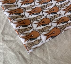 Tela de algodón moderna estampada a mano con motivo floral contemporáneo en color óxido sobre base natural - Product Image 1