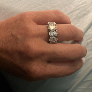 Bague de mariage classique en or avec diamants ovales de laboratoire de 5 carats au total, sans défauts internes, certifiée IGI, sertissage invisible - Product Image 6