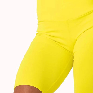 Shorts de sport jaunes taille haute pour femme avec poches, en toile, sans coutures, coupe ajustée et style skinny - Product Image 2
