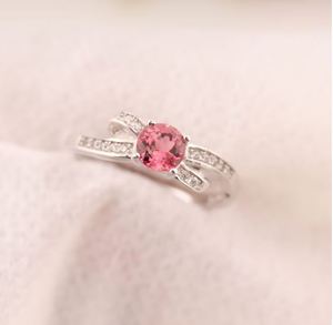 Anillo de Compromiso de Plata de Ley con Turmalina Rosa Intenso, Corte Brillante Redondo, Diseño Minimalista y Elegante para Mujer - Product Image 2