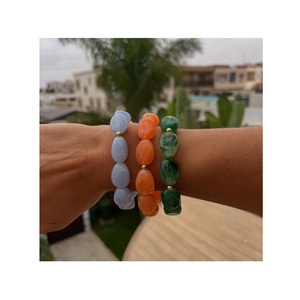 Bracelet en résine artisanal au design artistique et moderne raffiné, bijou élégant pour les passionnés de mode du monde entier - Product Image 3