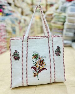 Bolso Tote de Algodón Acolchado Bordado Blanco con Parte Superior Abierta, Cosido a Mano, para la Playa, Viajes y Uso Diario - Product Image 2