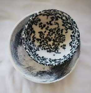 Assiette de service en résine acrylique écologique faite à la main avec texture marbrée et motif tourbillon aquatique pour la maison, l'hôtel ou le bar - Product Image 4