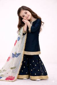 ชุดส่าหรีสีน้ำเงินกรมท่าสำหรับเด็กผู้หญิงจาก NiMa Creations พร้อมผ้าคลุมไหล่ปักลายดอกไม้สีทอง เหมาะสำหรับงานปาร์ตี้แบบดั้งเดิม ผลิตจากผ้าฝ้าย ทรงปกติ แห้งเร็ว - Product Image 3